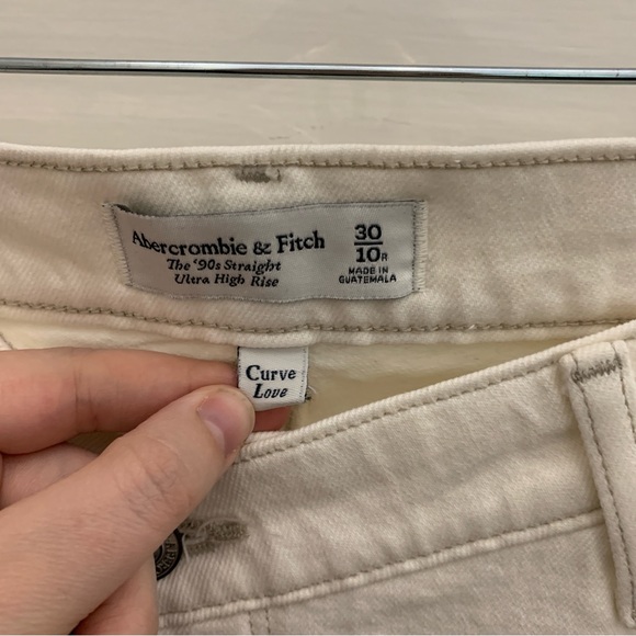 Abercrombie Cream / White 90s Curve Love Ultra High Rise Straight Jean, Size 30 - Picture 4 of 7